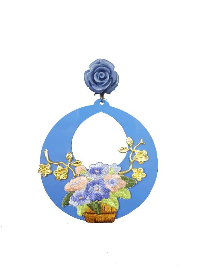 刺繍された花で飾られたフラミンゴブルーのアセテートイヤリング